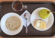 День 1. Каша вязкая молочная из овсяной крупы ( с маслом и сахаром ), бутерброд с сыром и маслом, чай с сахаром, плоды или ягоды свежие.