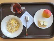 День 10. Макароны отварные с сыром, масло (порциями), чай с лимоном, хлеб пшеничный, плоды или ягоды свежие.