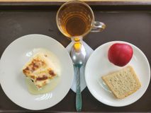 День 3. Запеканка из творога, молоко сгущенное, чай с лимоном, хлеб пшеничный, плоды или ягоды свежие.